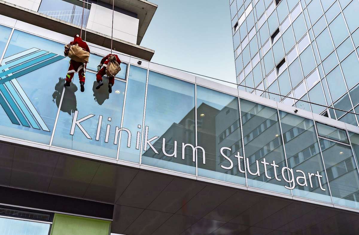 Aus 27 Metern ließen sich diese beiden Herren abseilen. Foto: Klinikum Stuttgart/Kirchherr