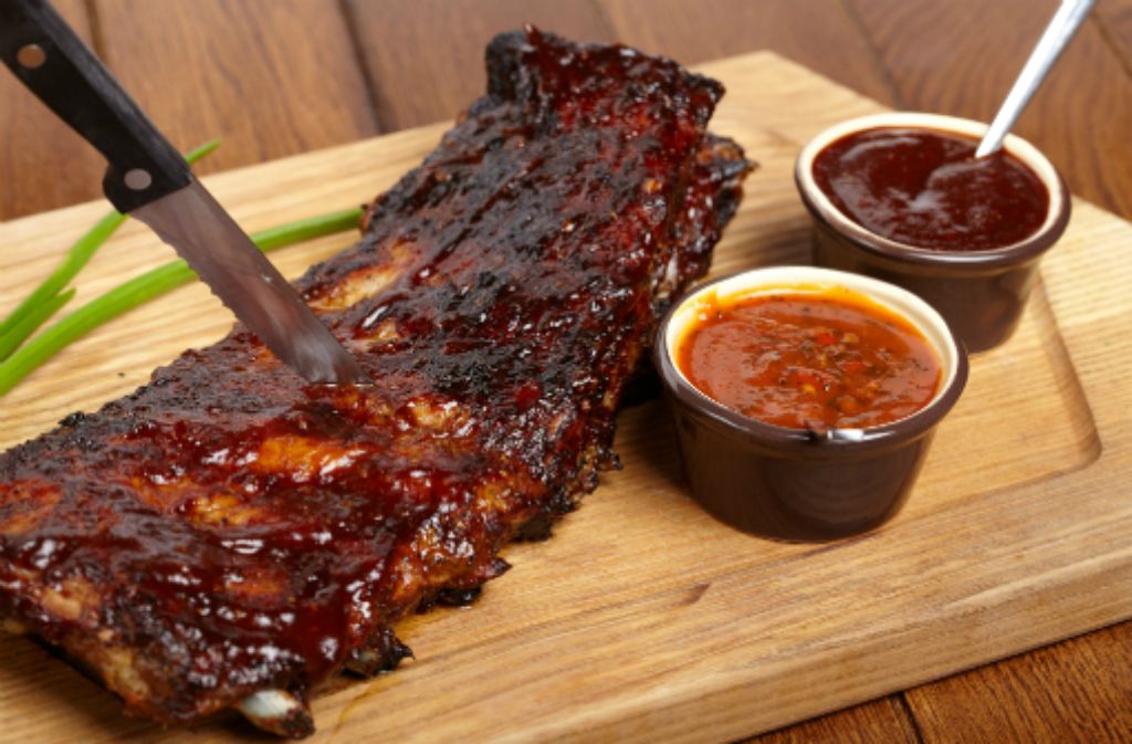 Lecker, rauchig und aromatisch. Fleischesser lieben eine gute BBQ Soße.  Foto: Shutterstock