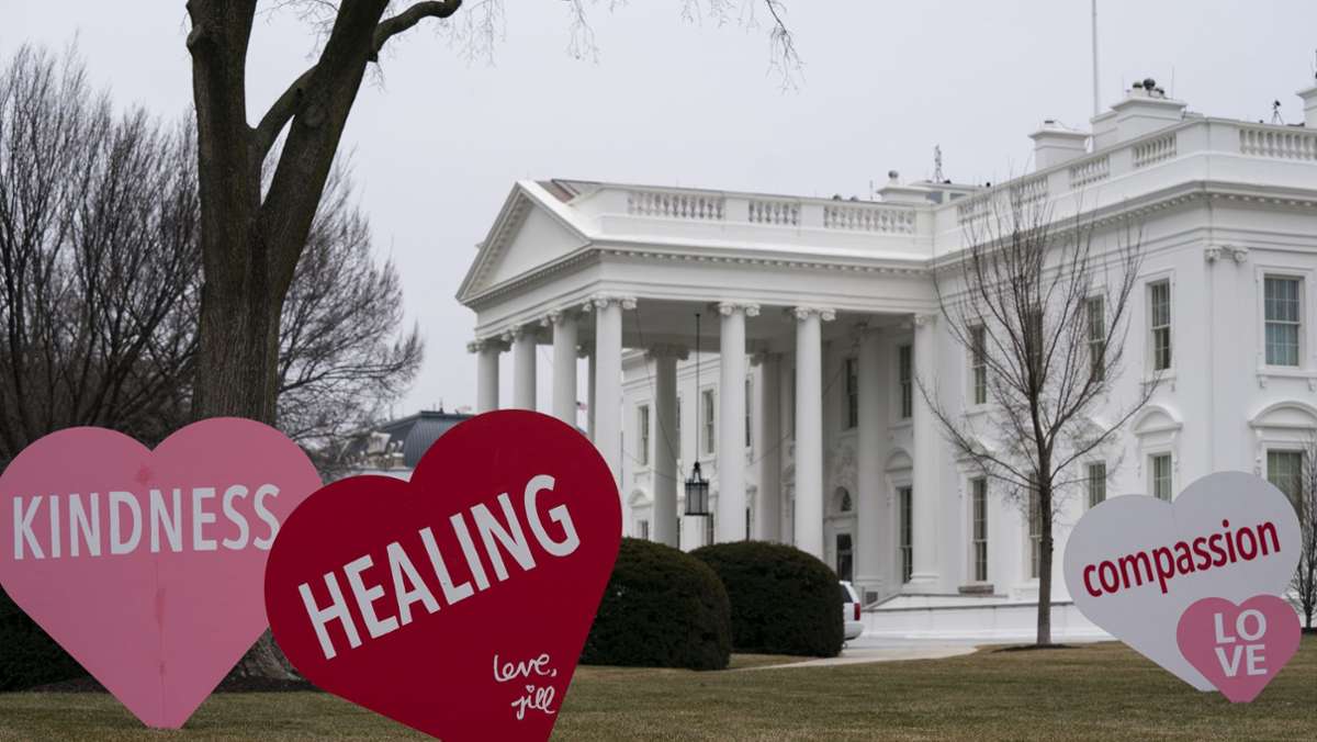  Zum Valentinstag lässt Jill Biden vor dem Weißen Haus große Herzen aufstellen. Die First Lady möchte mit diesem Zeichen „ein wenig Freude, ein wenig Hoffnung“ spenden. 