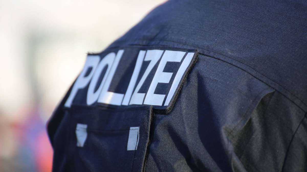  Mit mehreren Durchsuchungen in Pforzheim und im Landkreis Calw ist die Polizei gegen mutmaßliche Schleuser vorgegangen. Die Ermittler beschlagnahmten hohe Vermögenswerte stellten zahlreiche Strafanzeigen. 