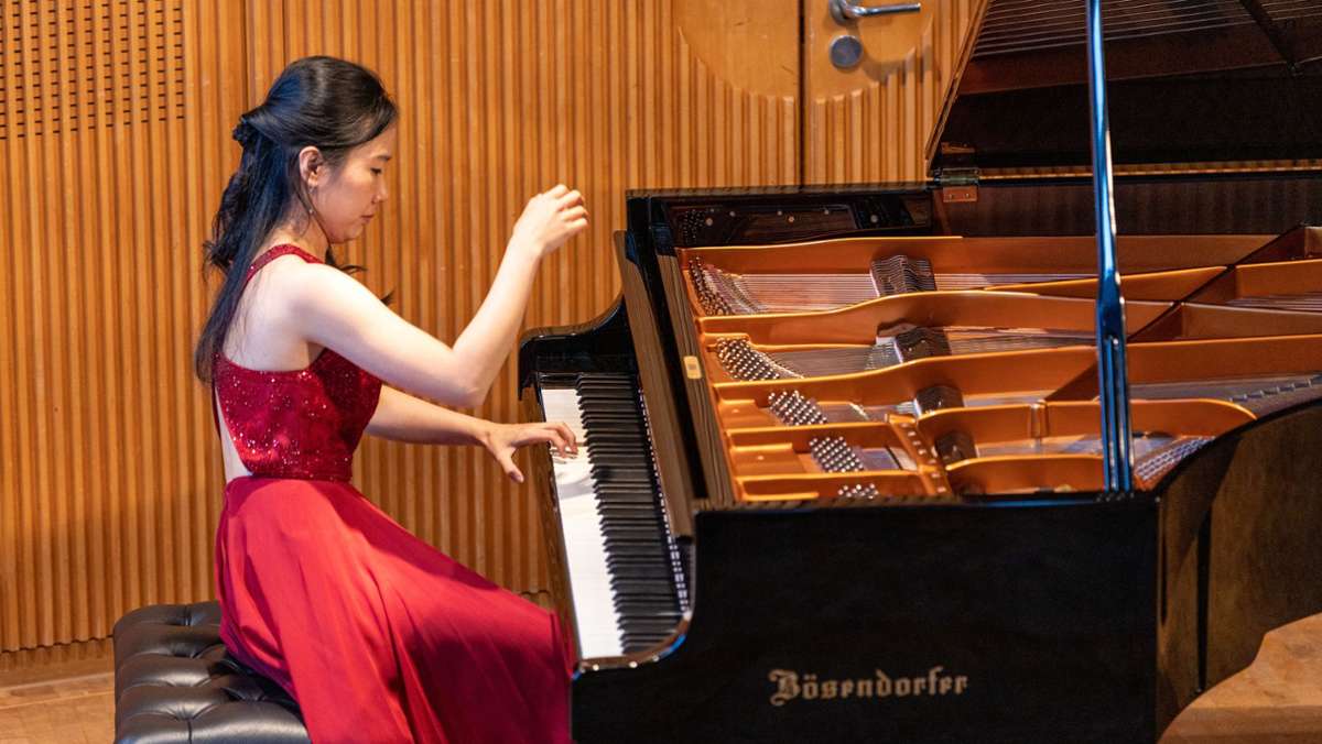  Die 20. Internationalen Sommerserenaden warteten am Sonntagabend auf mit der Pianistin Albertina Eunju Song. Die lyrische Rezitation übernahm Robert Arnold. 