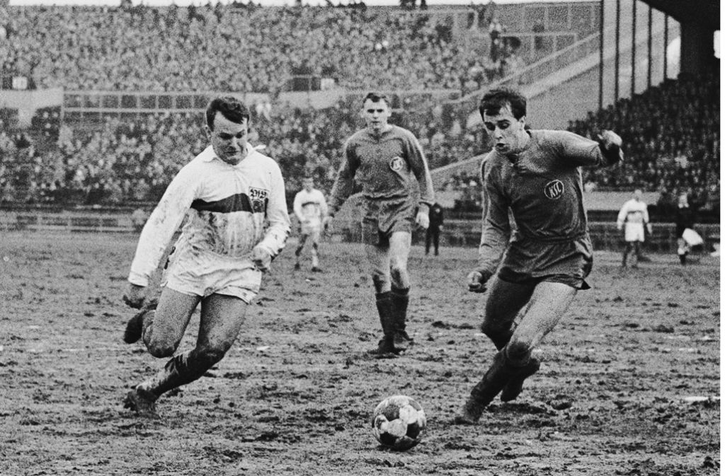 Auch dieses Foto wurde bei der 1:2-Niederlage des VfB 1965 aufgenommen, links ist VfB-Spieler Rolf Geiger zu sehen. Doch die Niederlagen gegen den Rivalen sollten für die Schwaben bald für eine lange Zeit beendet sein...