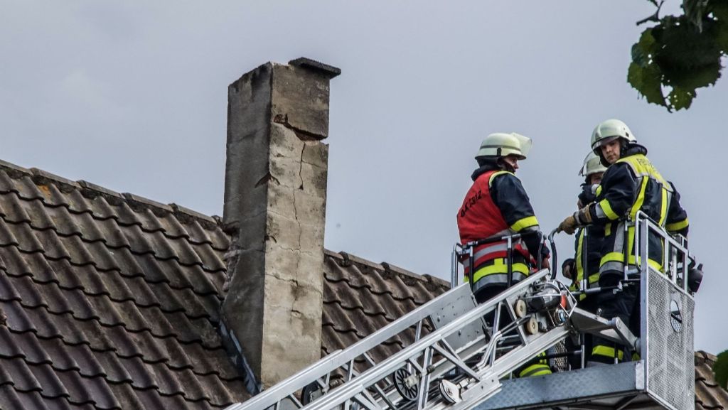 Feuerwehreinsatz in Renningen: Blitz schlägt in Kamin ein