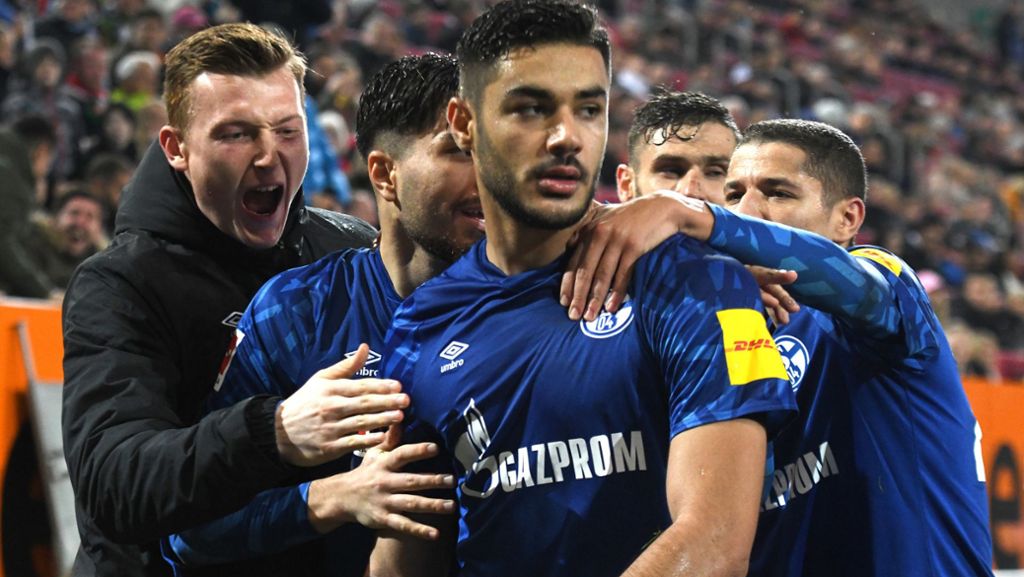 Fußball-Bundesliga: Kabak trifft für S04 –  FC Augsburg schlägt sich beim 2:3 selbst