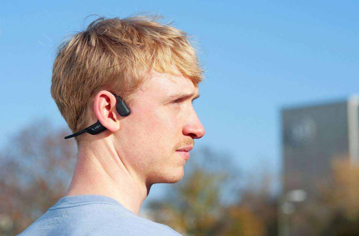 Musik hören und die Umwelt wahrnehmen: Mit Knochenschall-Kopfhörern ist beides möglich. Foto: Stiftung Warentest / Ralph Kaiser