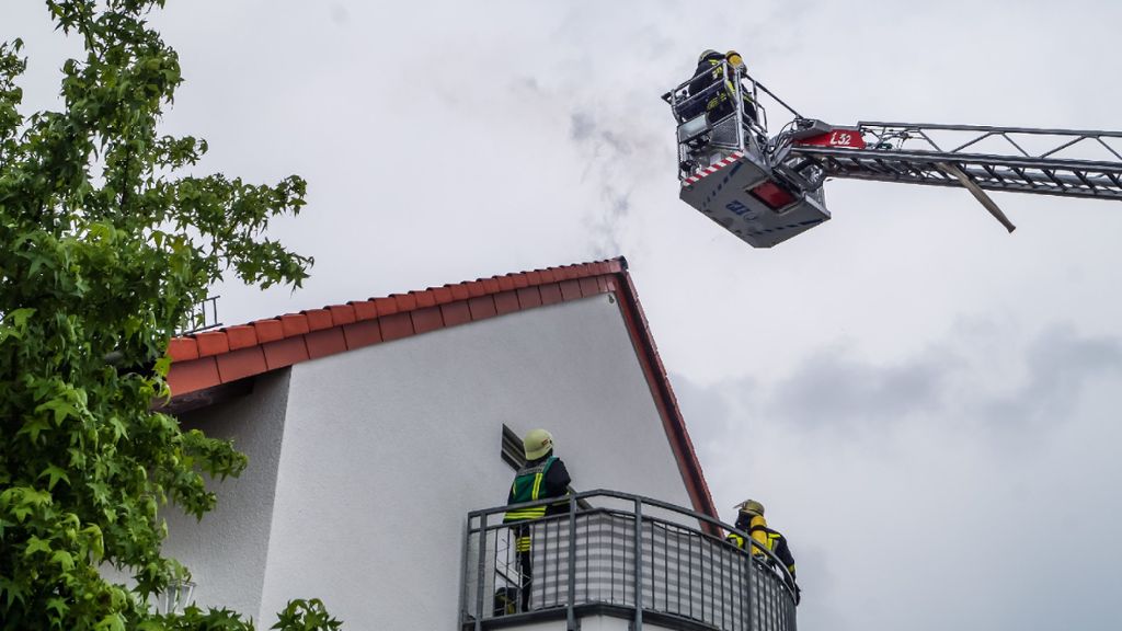 Unwetter im Kreis Ludwigsburg: Blitzeinschlag verursacht Dachstuhlbrand