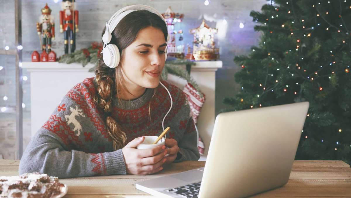  Mit Adventskalendern soll die Zeit bis Weihnachten verkürzt werden. Hinter den Türchen muss sich aber nicht immer Schokolade verstecken. Auch einige Podcastformate halten Überraschungen für die Ohren bereit. 