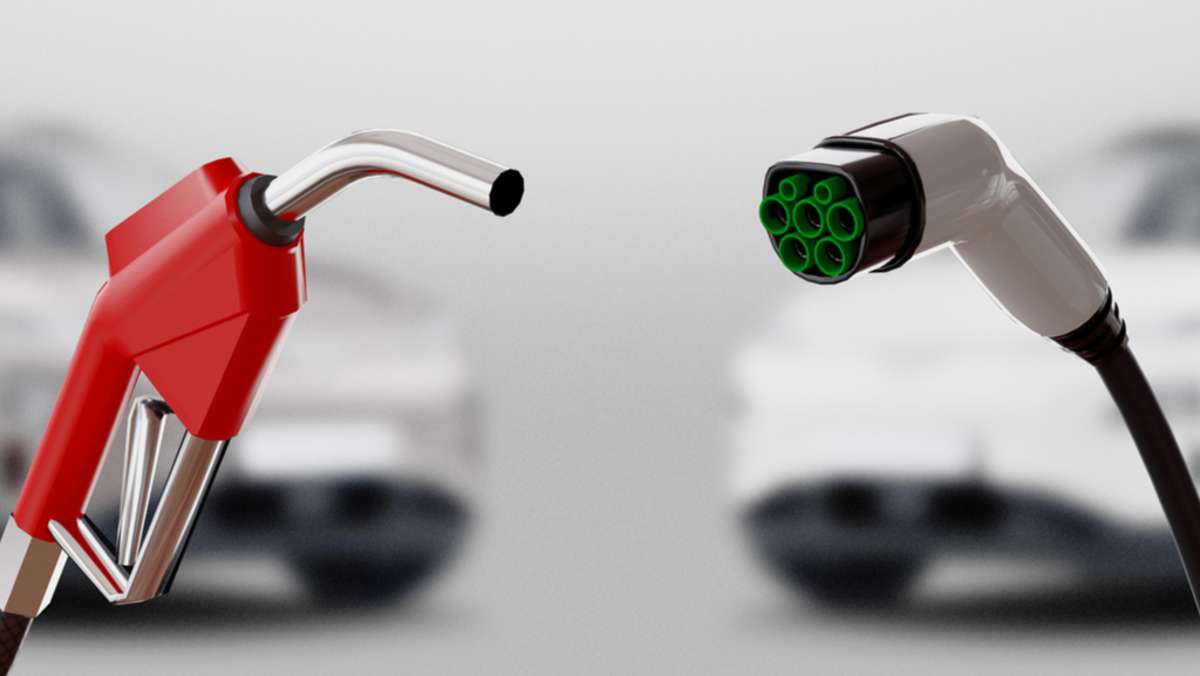 Die Kraftstoffpreise erleben derzeit ein anhaltendes Hoch. Aber wäre das Fahren mit Strom so viel günstiger? Wir haben nachgerechnet.