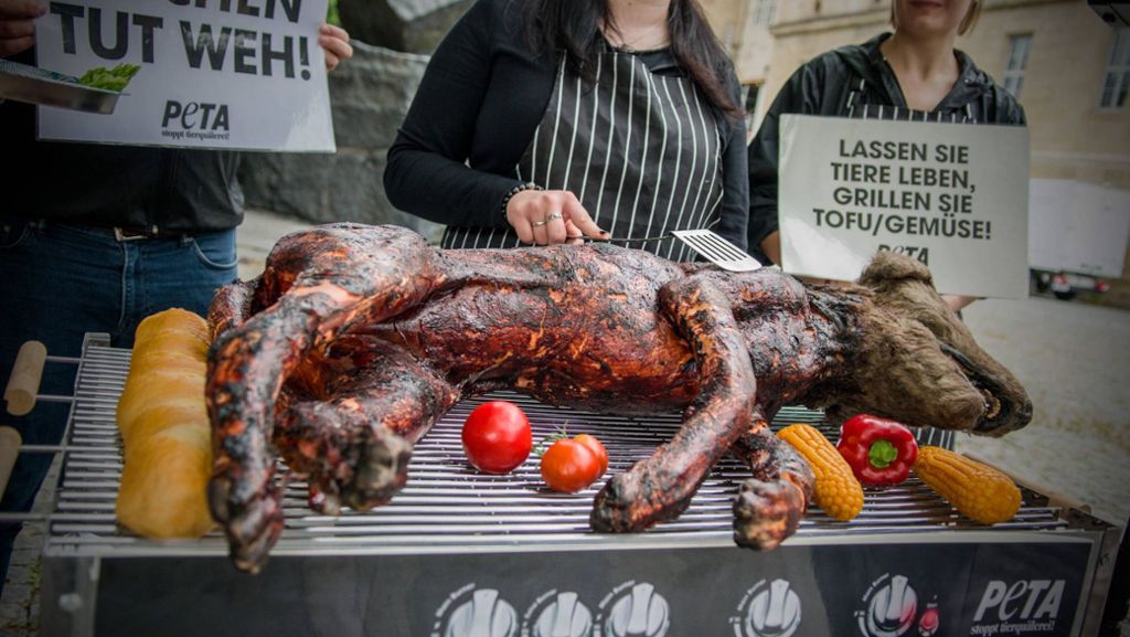 Gegrillte Hundeattrappe in Stuttgart: Peta-Aktion: Fischmarkt-Veranstalter reagiert gelassen