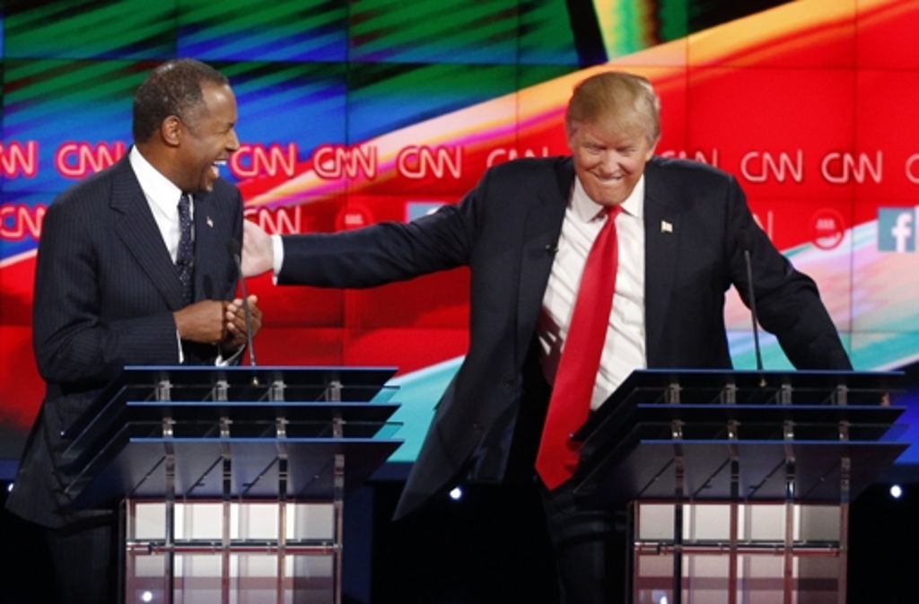 Donald Trump (rechts) scherzt mit Ben Carson.