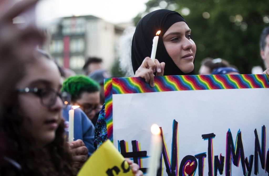 Unter dem Stichwort #NotInMyName – „Nicht in meinem Namen“ – solidarisierten sich zahlreiche Muslime in den USA mit den Opfern und Angehörigen der Schießerei in Orlando – und mit der Homosexuellen-Szene.