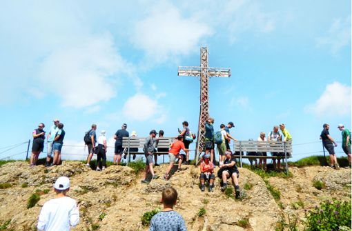 Auf dem Hochgrat-Gipfel in der Nähe von Oberstaufen drängen sich  bei schönstem Sonntagswetter viele Wanderer. Foto: /Foto:Doris Burger
