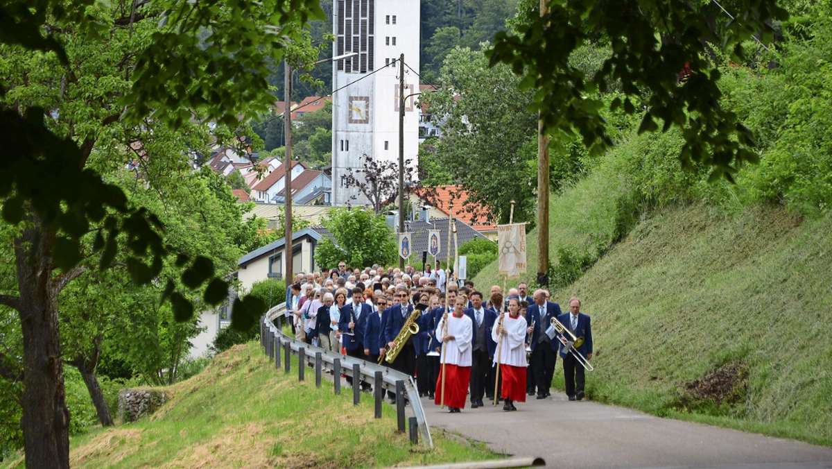 Himmelfahrt in Wernau: Katholiken ziehen durch Stadt und Landschaft