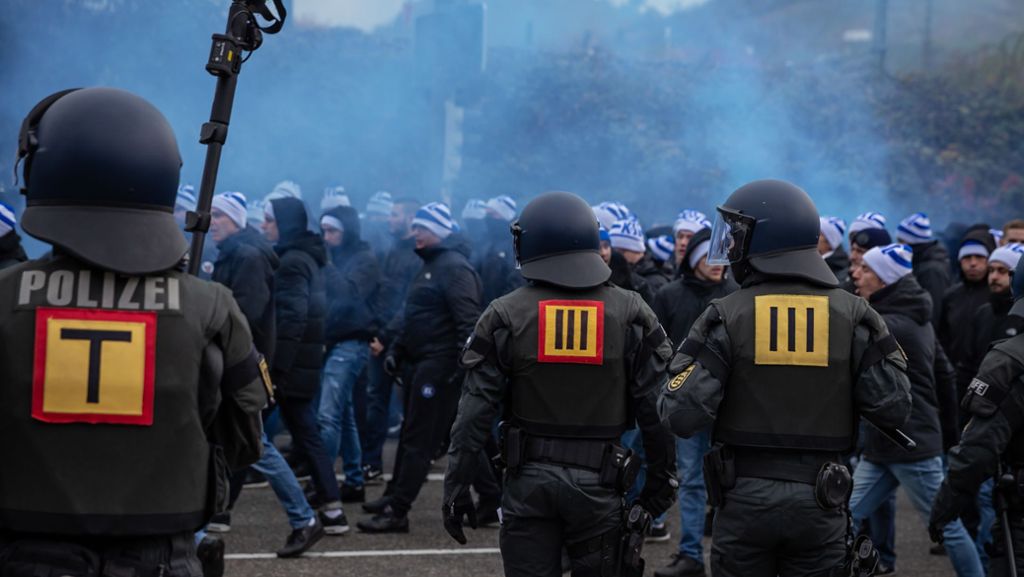 Polizeieinsatz beim Fußballderby in Stuttgart: KSC-Fanhilfe will gegen Polizei klagen