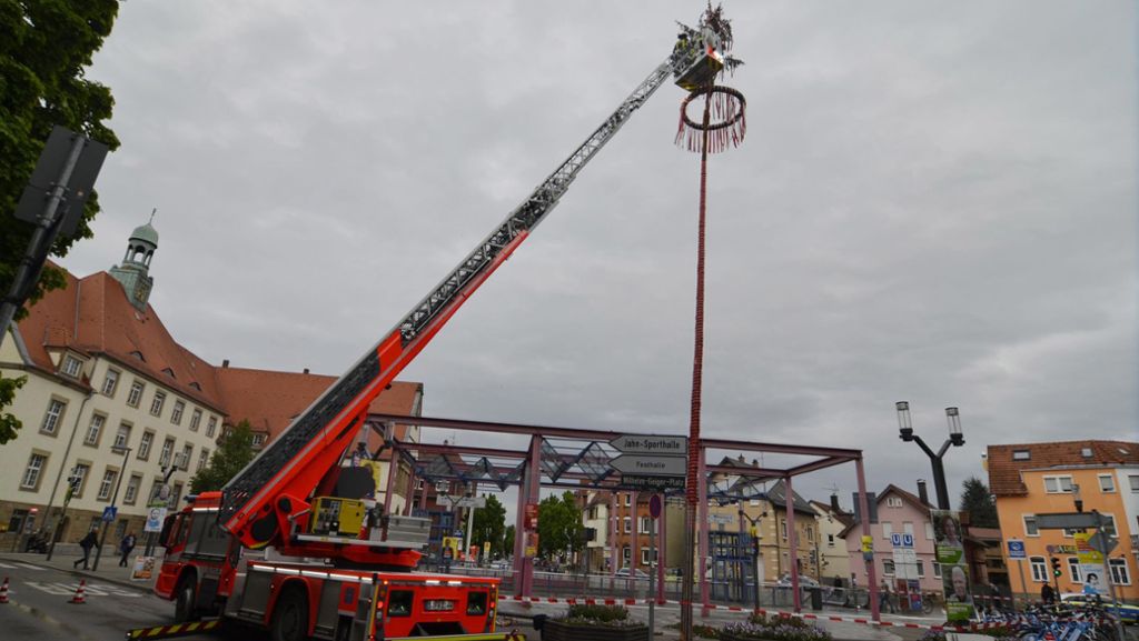 Stuttgart-Feuerbach: Feuerwehreinsatz wegen instabilen Maibaums