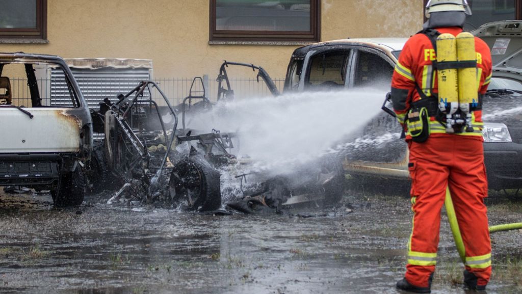 Feuerwehreinsatz in Auenwald: Elektroauto brennt nach technischem Defekt lichterloh