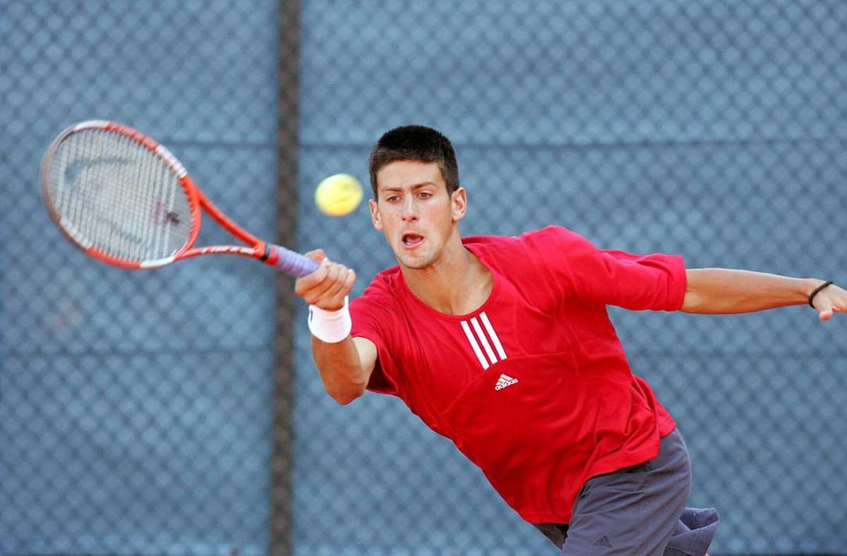 Über eine Münchener Tennis-Akademie schafft Djokovic in den frühen 2000er-Jahren den Sprung auf die ATP-Tour. 2004 schafft er noch bei den Junioren den Einzug ins Halbfinale der Australian Open.