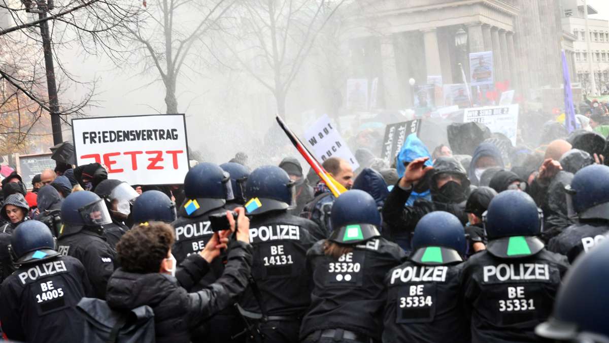 Proteste gegen Infektionsschutzgesetz: Polizei nimmt einzelne Demonstranten fest