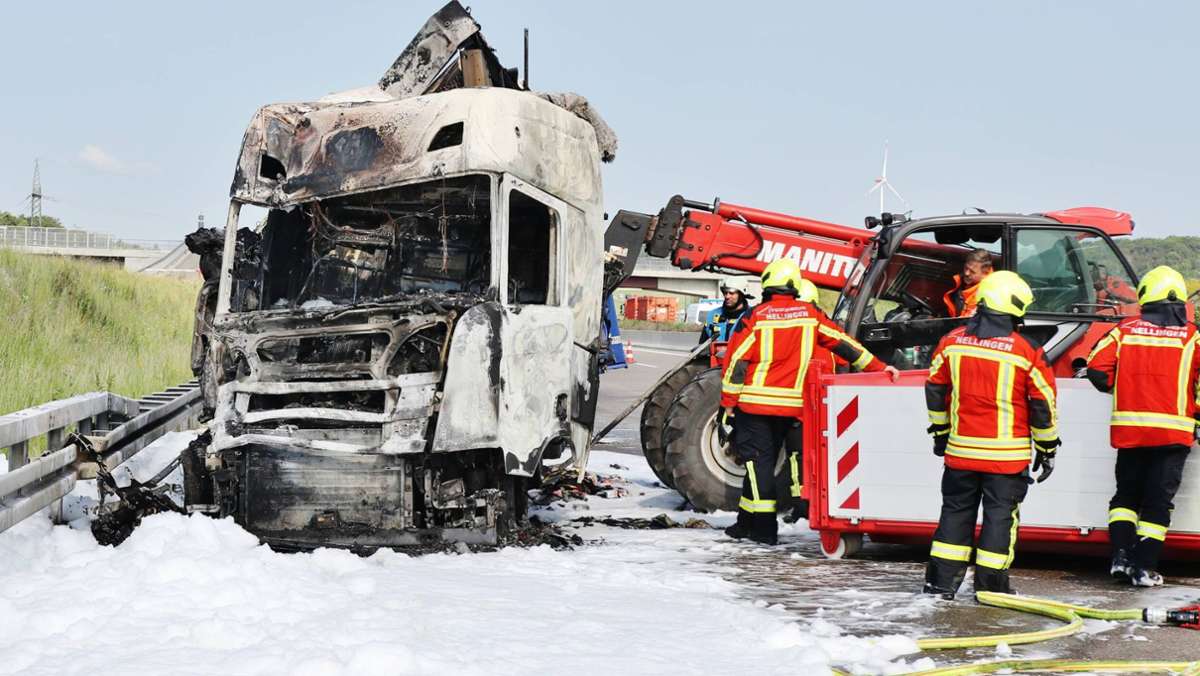 Lkw-Brand bei Merklingen: A8 nach München stundenlang gesperrt
