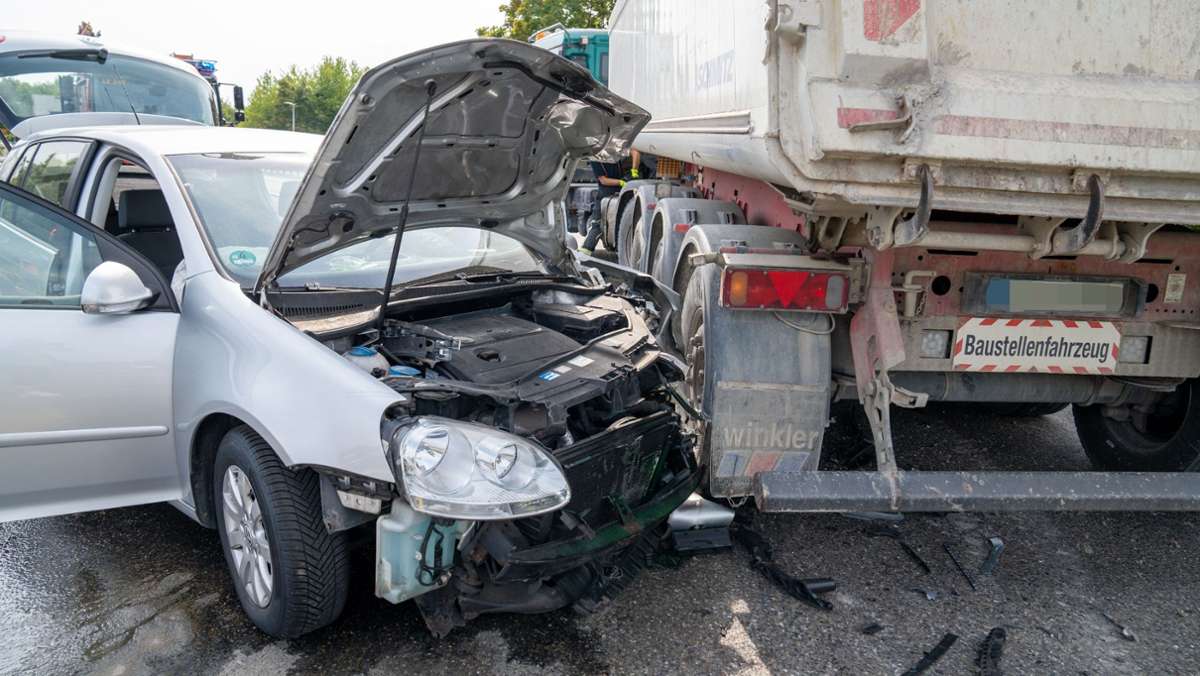 Unfall bei Leinfelden-Echterdingen: 82-jährige Autofahrerin stößt mit Lastwagen zusammen