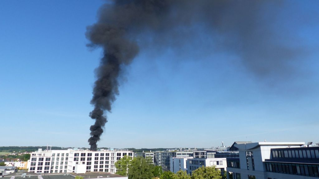 Brand in Unteraichen: Rauchsäule über Daimler-Neubau kilometerweit zu sehen
