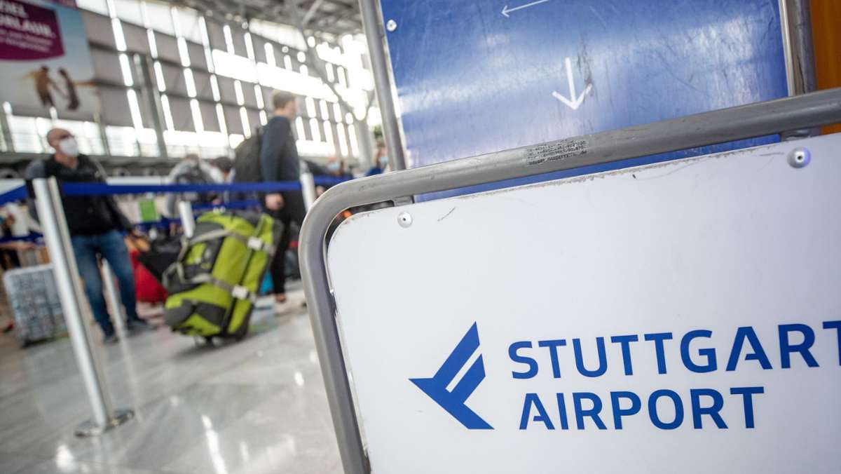  In der sogenannten „Kiss & Fly-Zone“ direkt vor den Terminals des Stuttgarter Flughafens dürfen Autos bald länger kostenlos halten, um Fluggäste abzusetzen. Wer trotzdem mehr Zeit benötigt, muss je nach Dauer fünf bis 30 Euro zahlen. 