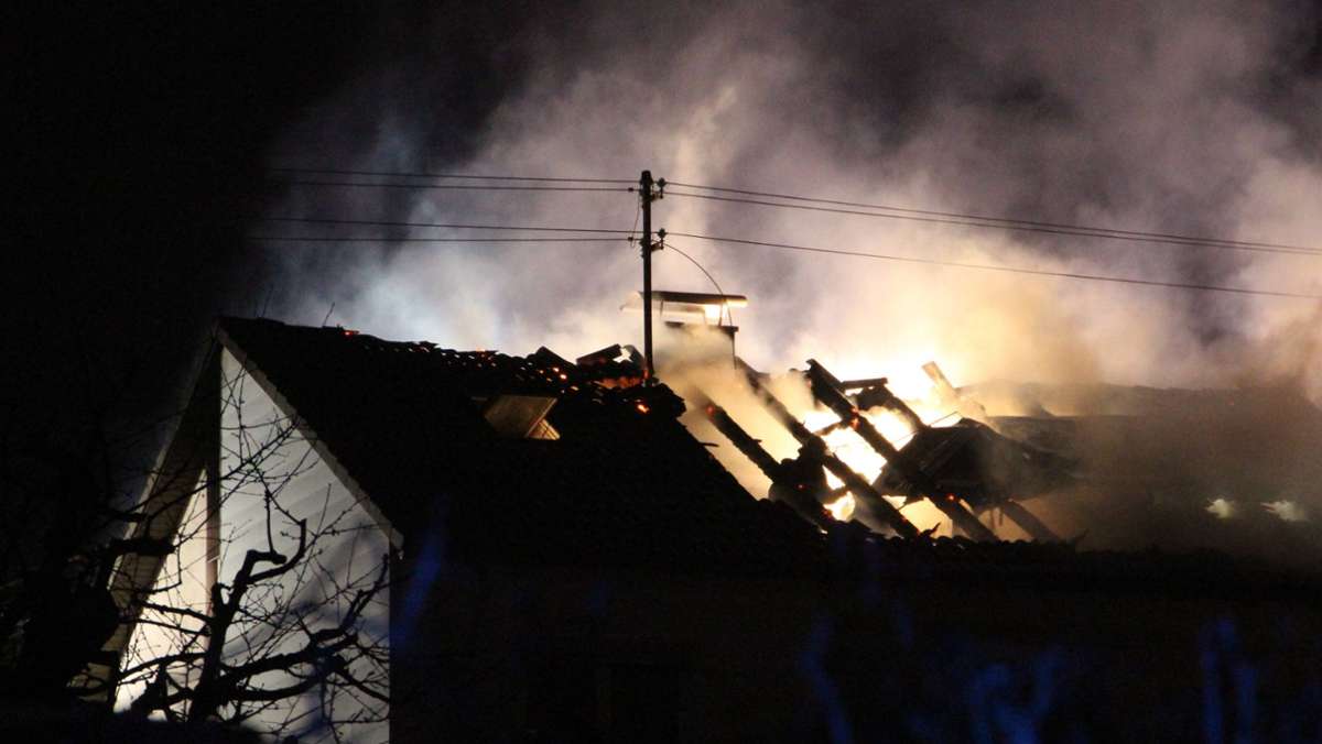  Bei einem Brand in einer Dachgeschosswohnung im Kreis Heilbronn kommen zwei Menschen ums Leben. Bei den Toten könnte es sich um Kinder handeln. 
