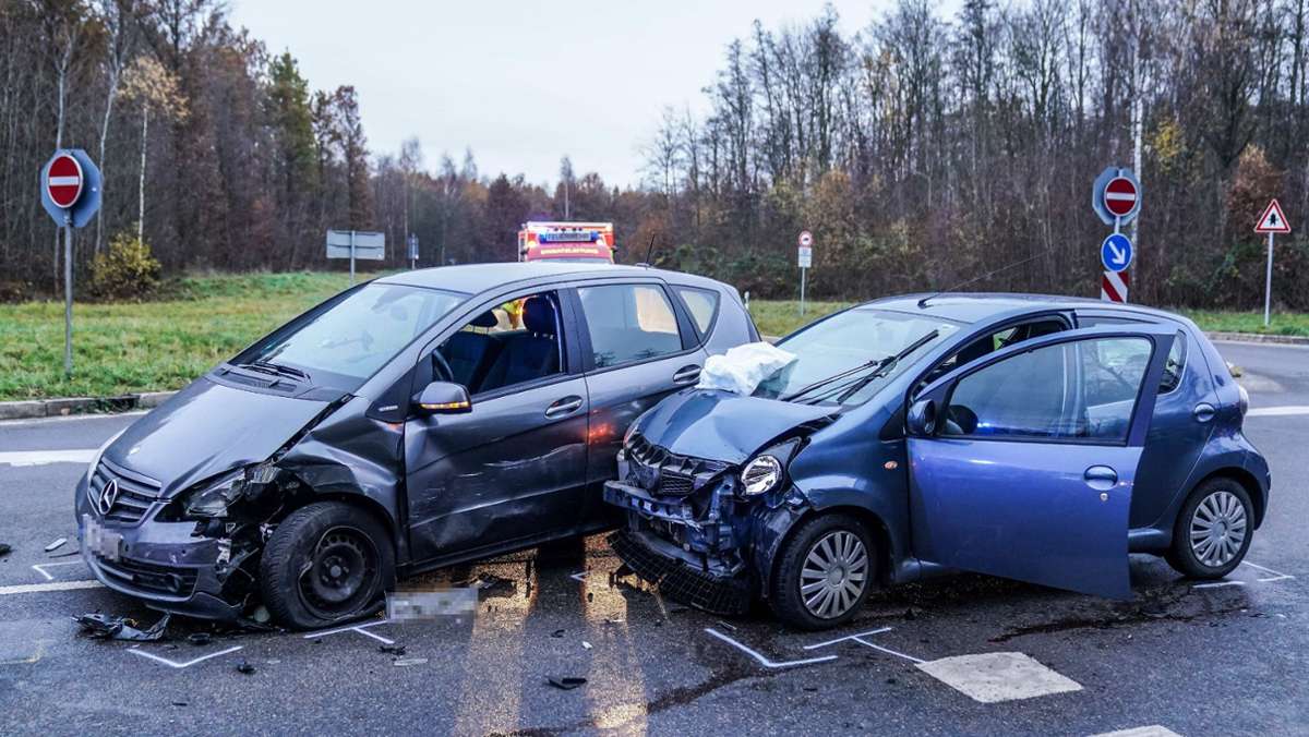 Rettungseinsatz bei Esslingen: Zwei Verletzte nach Vorfahrtsunfall