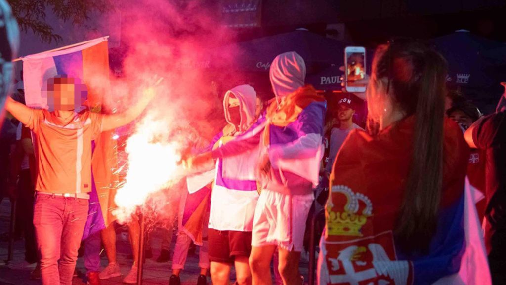 Ausufernde Party bei WM 2018: Deutsche mischen sich unter serbische Fans und zünden Pyrotechnik