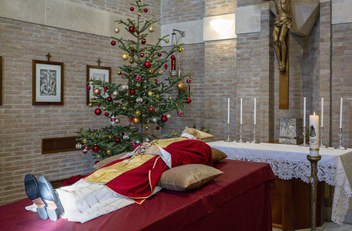 Der aufgebahrte Leichnam von Benedikt XVI Foto: dpa/Vatican Media