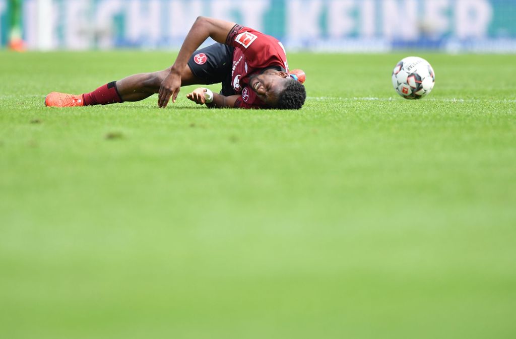 9 Abstiege: Au Backe, schon zum neunten Mal liegt der 1. FC Nürnberg am Boden und muss die Bundesliga verlassen (im Foto der Spieler Virgil Misidjan). Die Cluberer halten allein den Rekord. Sie mussten in den Jahren 1969, 1979, 1984, 1994, 1999, 2003, 2008, 2014 und 2019 den Gang in die Zweitklassigkeit antreten.