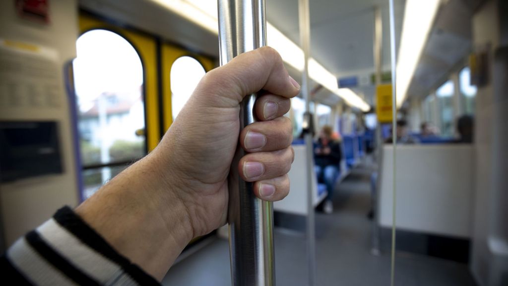 Vorfall in Stuttgart-Süd: Unbekannter beleidigt in Straßenbahn Fahrgäste – darunter Zwölfjährige