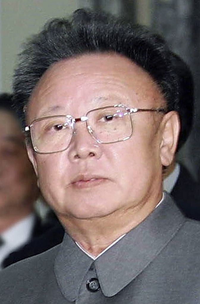 Der Entrückte: Kim Jong-il (1941-2011), Vater und Vorgänger von Kim-Jong-un führte Nordkoreas Kommunisten von 1994 bis 2011 durch die Zeitenläufe. Neben einem luxuriösen Lebensstil machte er die hochtoupierte Fön-Beton-Friseur zu einem politischen Markenzeichen des abgeschotteten kommunistischen Landes. 2012 wurde der der Welt Entrückte postum zum „Ewigen Generalsekretär“ ernannt.