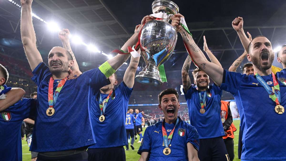  Italien krönt ein begeisterndes Turnier. Die Azzurri gewinnen das Elfmeterschießen von London gegen England und leiten eine rauschende Party-Nacht ein. Der EM-Pokal kommt nicht „nach Hause“ - er fliegt nach Rom. 
