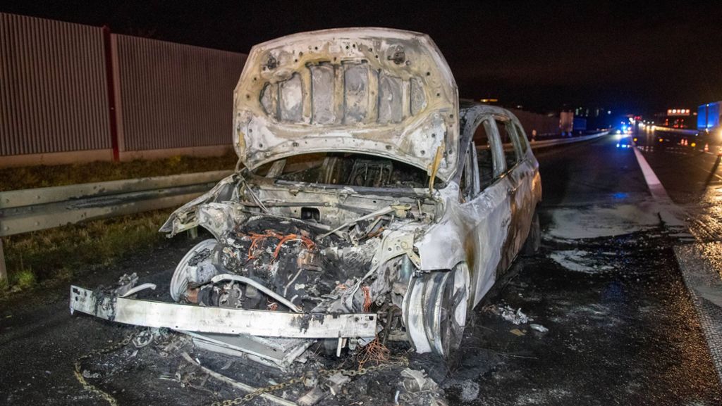Feuerwehreinsatz auf A 81 bei Gerlingen: Auto brennt lichterloh – Fahrer kann sich gerade noch retten