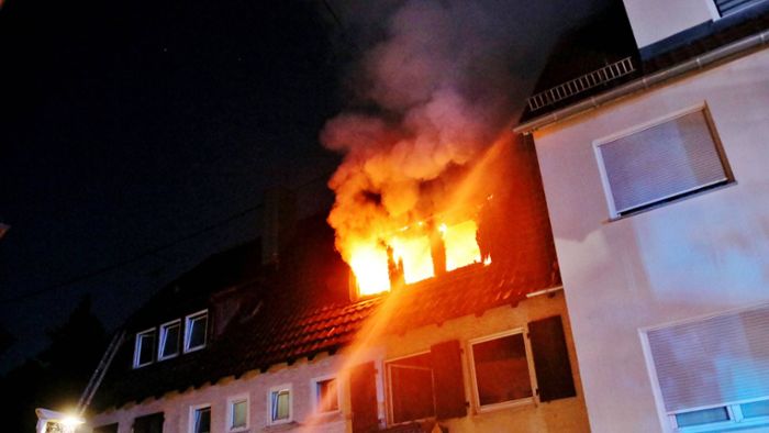 Flammen schlagen aus Wohnung