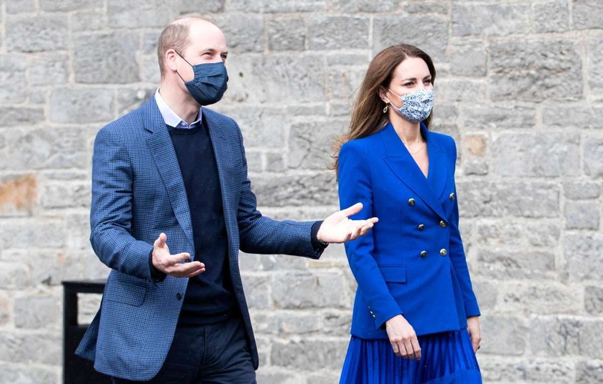 Im Mai 2021 besuchen Herzogin Kate und Prinz William Schottland. Kate trägt zu einem Plissee-Rock einen kobaltblauen Blazer von Zara. Kostenpunkt: Etwa 70 Euro.