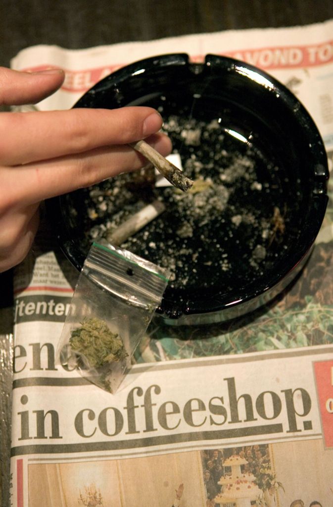 ... während die Niederländer kurz vor der Schließung in Massen in die Coffeeshops strömten um Cannabis zu kaufen.