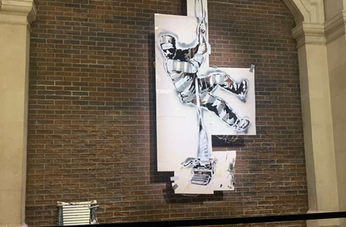 „Creat Escape“ von Banksy zeigt einen sich abseilenden Häftling. Der Verkauf der Schablone brachte dem Künstler Millionen ein (Archivbild). Foto: dpa/Banksy