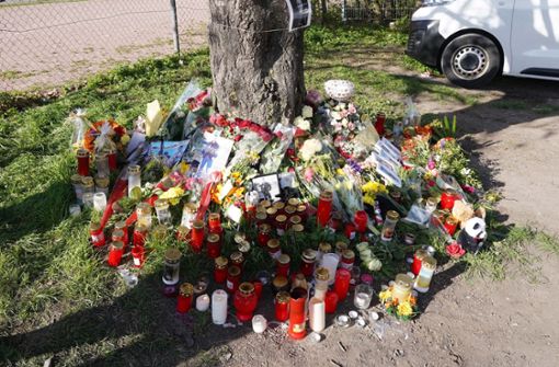Viele Freunde und Angehörige haben nach der Tat ihrer Trauer um den 18-Jährigen am Ort des Geschehens Ausdruck verliehen. Foto: Andreas Rosar