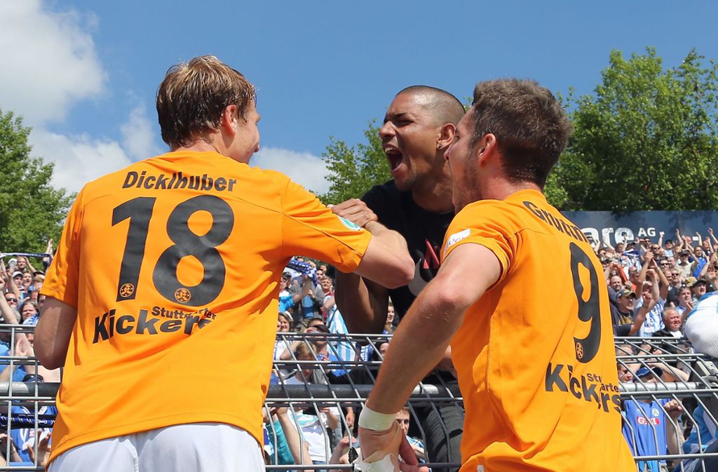 2013 gelingt den Kickers in einem Herzschlagfinale der Klassenverbleib am Darmstädter Böllenfalltor: Grüttner jubelt mit Kevin Dicklhuber (jetzt 1. Göppinger SV) und Nick Fennell (Mi.).