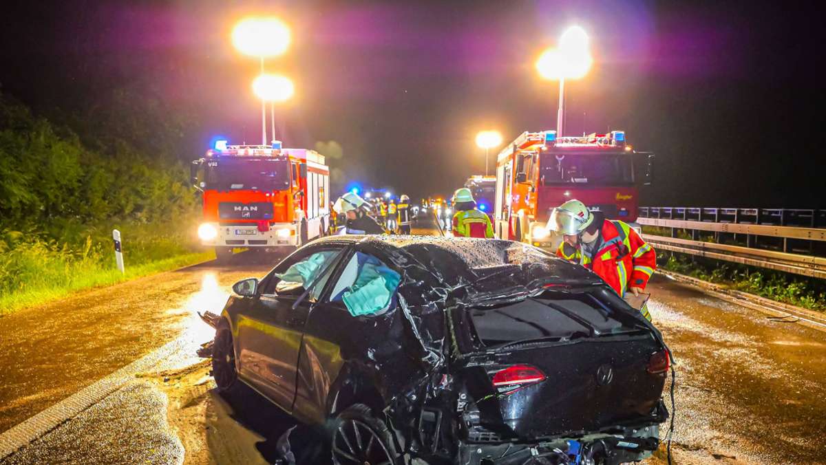 Unfall auf der A 81 in Richtung Stuttgart: Mann bei Unfall aus dem Auto geschleudert - schwer verletzt