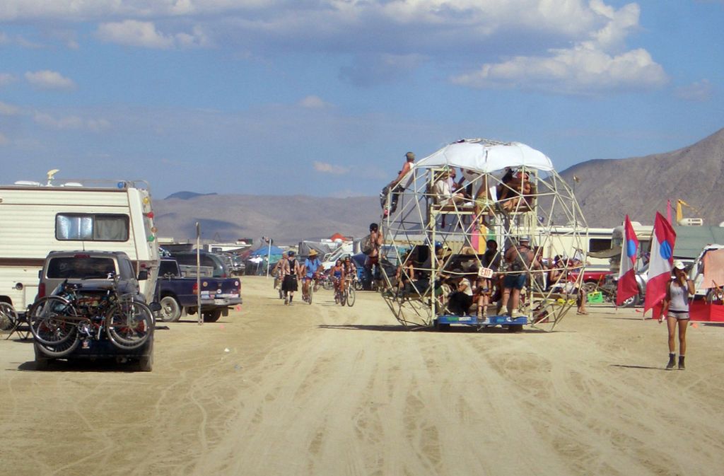 Burning Man: Bis zu 70 000 „Burner“, also Sinnsucher, Teilzeit-Verrückte und Partylöwen pilgern jedes Jahr Ende August in die Wüste Black Rock Desert in Nevada. Acht Tage lang gibt es beim Burning Man Festival zwar kein festes Line-Up, dafür choreografierte Anarchie: Kunst, Performances und Ekstase, alles möglichst schrill und abgefahren. Der Höhepunkt ist das Verbrennen einer überdimensionalen Statue – des Burning Man – am sechsten Festivaltag. Angebersatz für Insider: „Der Gladiator dahinten ist letztes Jahr noch im Häschenkostüm aufgelaufen. Angeblich ein Banker aus New York. Langsam kommen echt Hinz und Kunz.“