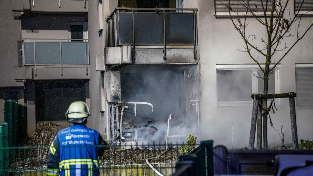  Am Mittwochmorgen kam es zu einem Balkonbrand in der Kurt-Schumacher-Straße in Esslingen. Als die Feuerwehr vor Ort eintraf, hatten sich die Flammen auf eine angrenzende Wohnung ausgebreitet. 