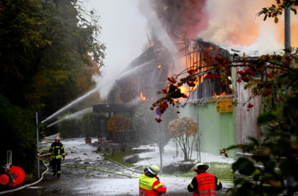 Stundenlang ist die Sportinsel in Vaihingen in Flammen gestanden. Foto: Hannes Krauss