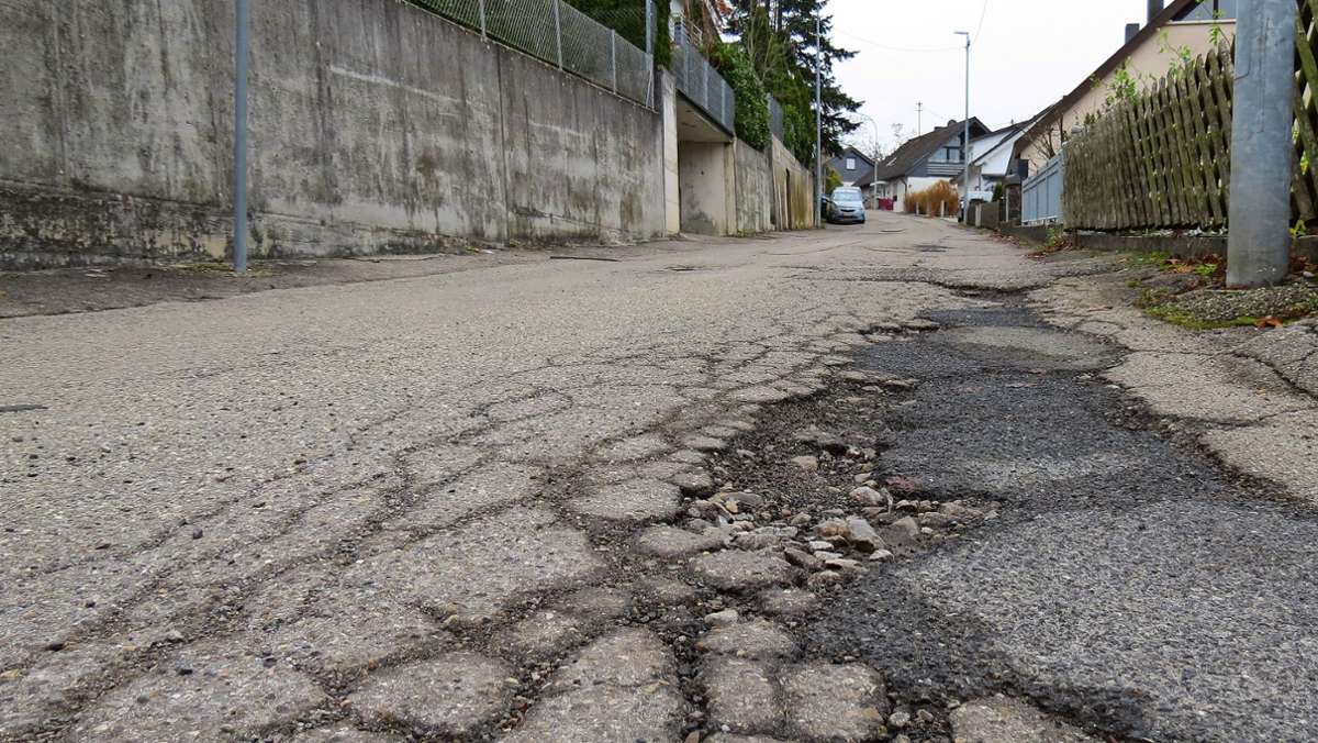 Marode Straße in Steinenbronn: Dauerhafte Baustraße im Landschaftsschutzgebiet geplant