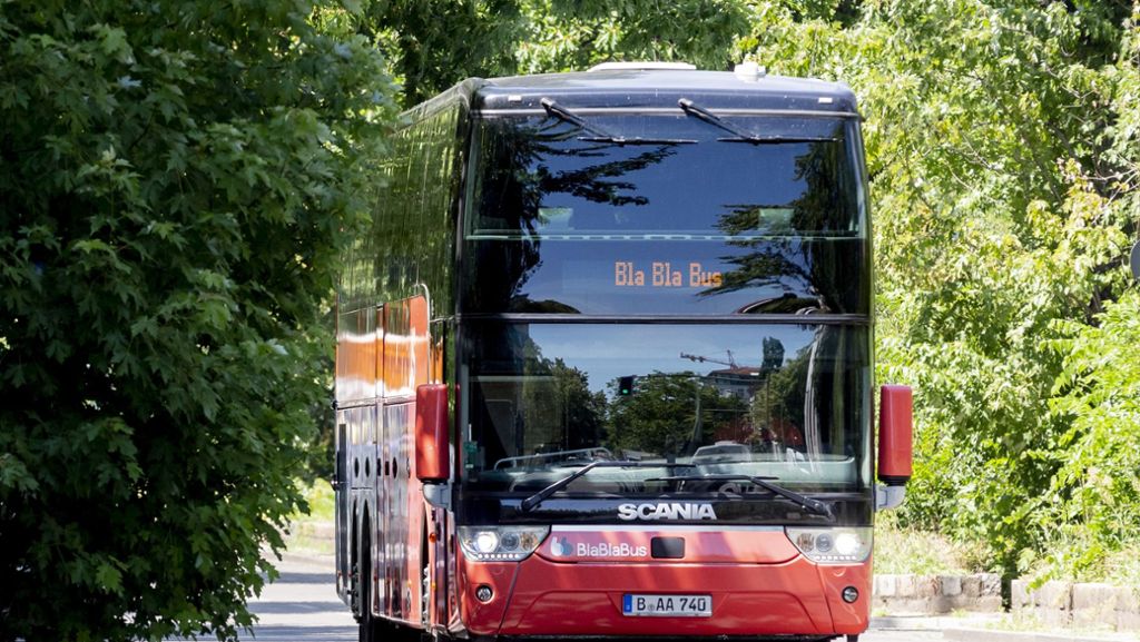  In vier Wochen will der Fernbus-Anbieter Blablabus den Betrieb wieder aufnehmen. Wer mit den Bussen fahren möchte, muss auch hier bestimmte Maßnahmen beachten. 