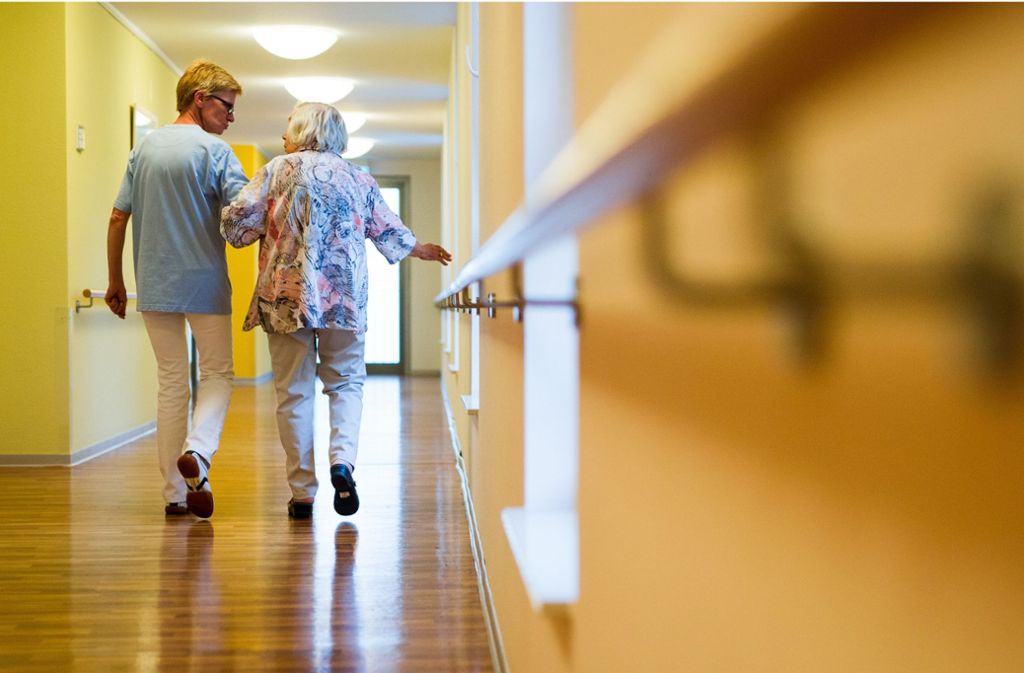 Die Arbeit in der Altenpflege soll künftig besser bezahlt werden – dafür braucht es flächendeckende Tarifverträge. Foto: dpa
