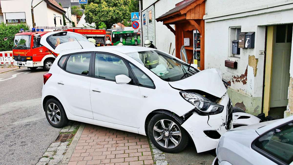 Unfall in Winnenden: Auto kracht gegen eine Hauswand