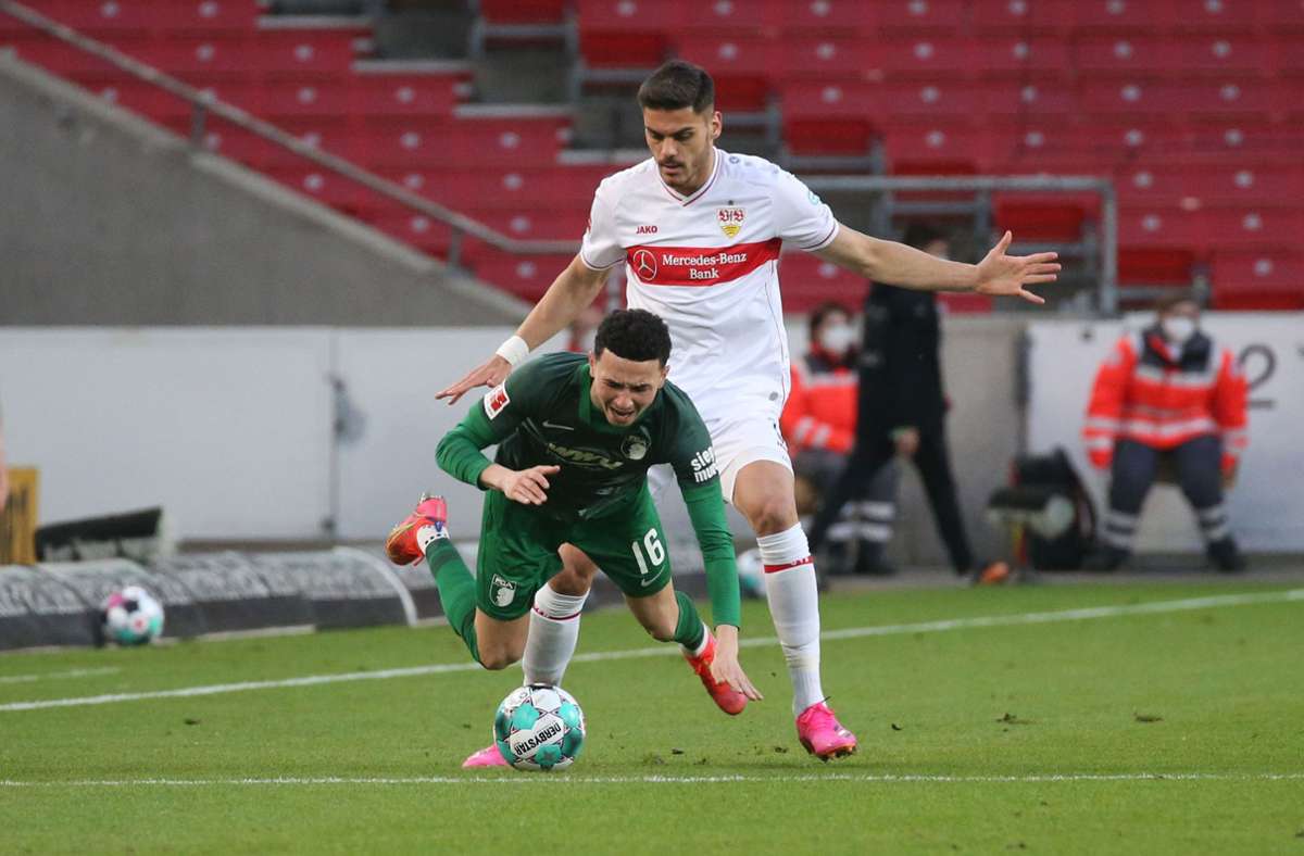 Ruben Vargas wird von VfB-Spieler Konstantinos Mavropanos zu Fall gebracht.
